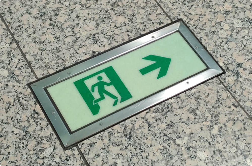 消防避難誘導標識(高輝度蓄光式誘導標識)