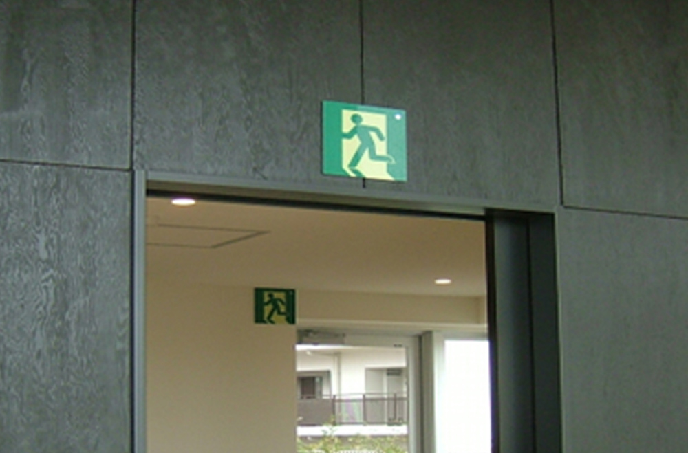 消防避難誘導標識(高輝度蓄光式誘導標識)