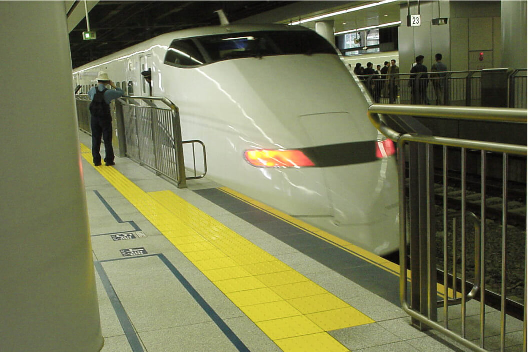 JR東海 新幹線 品川駅(ホーム笠石)