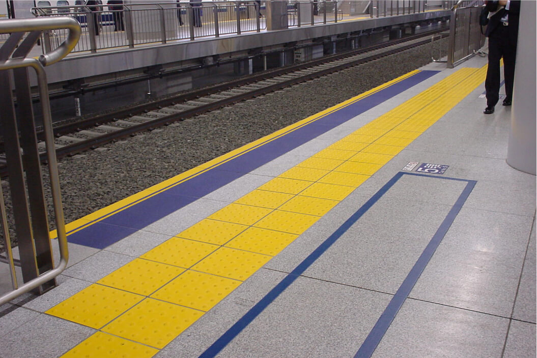JR東海 新幹線 品川駅(ホーム笠石)