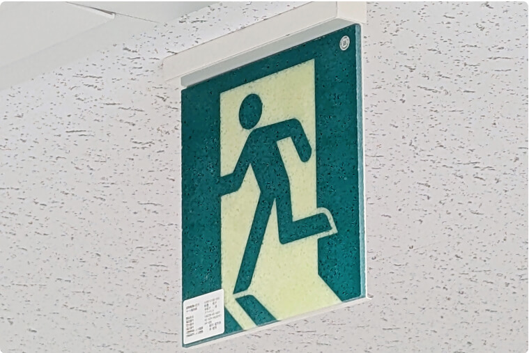 高輝度蓄光式誘導標識(天井)