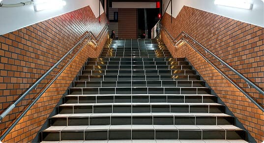 防滑階段・床 象嵌一体成形